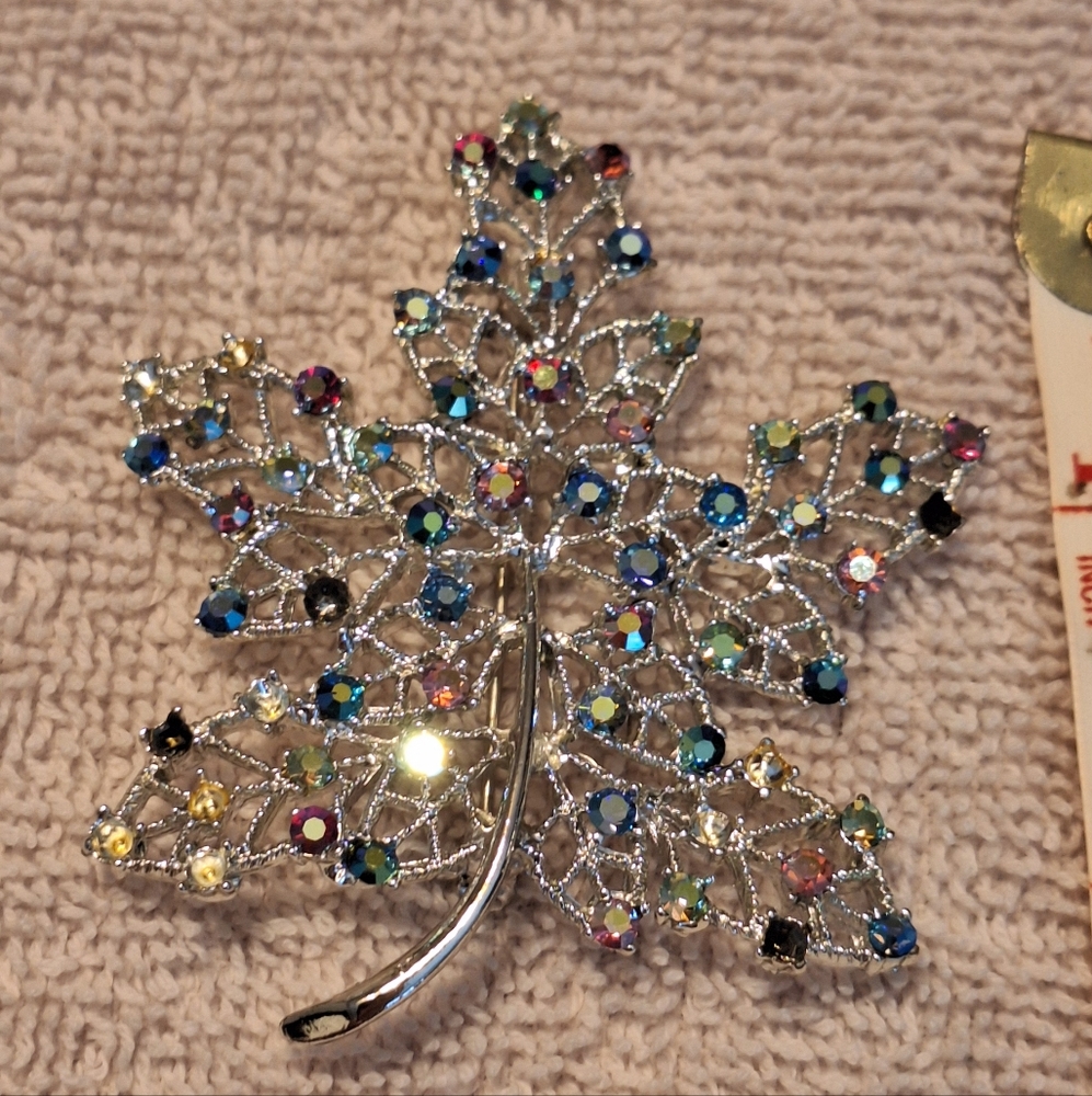 Elegant Silver Leaf Brooch with Multicolor Crystals - Picture 5 of 9